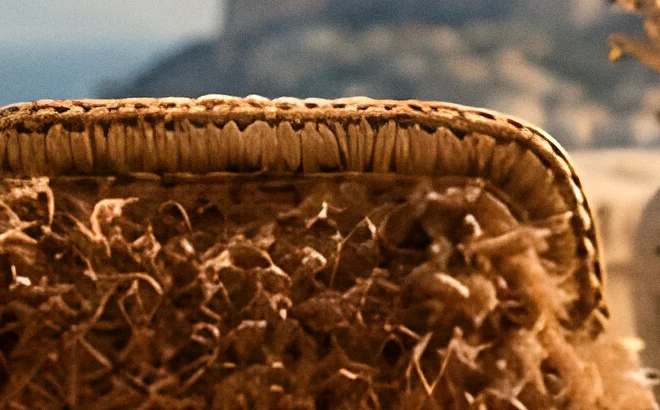 Filato effetto piuma marrone e cornice intrecciata della clutch Eolia