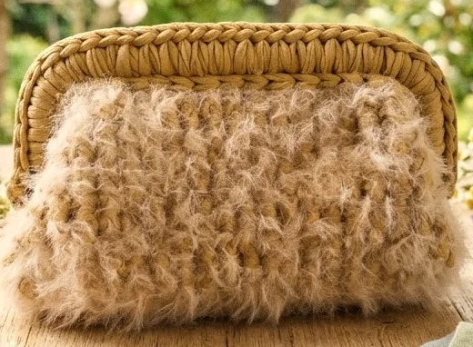 Cornice intrecciata e filato effetto piuma della clutch Eolia sabbia