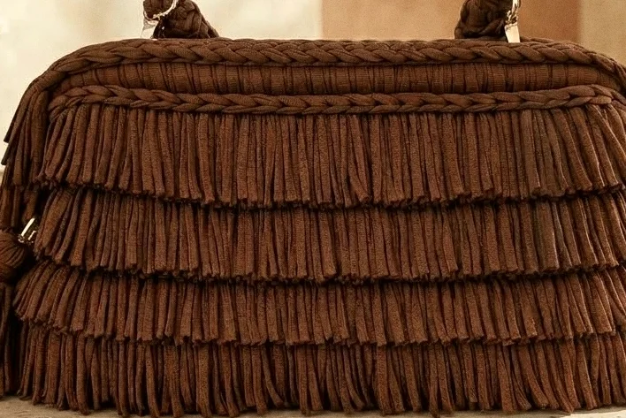 Le frange e il bordo intrecciato della borsa Favignana