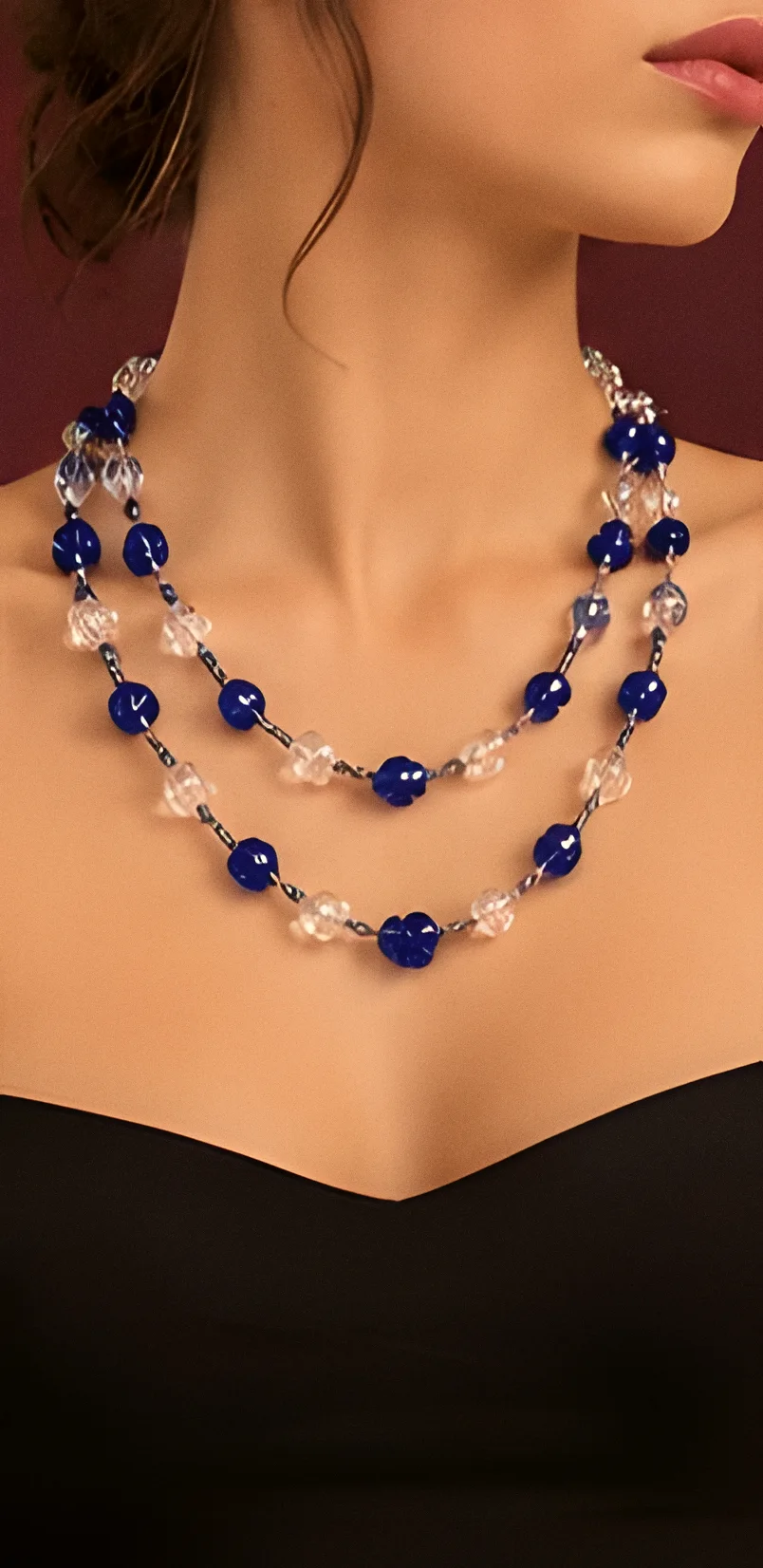Collana Lampedusa blu e cristallo indossata su un abito nero