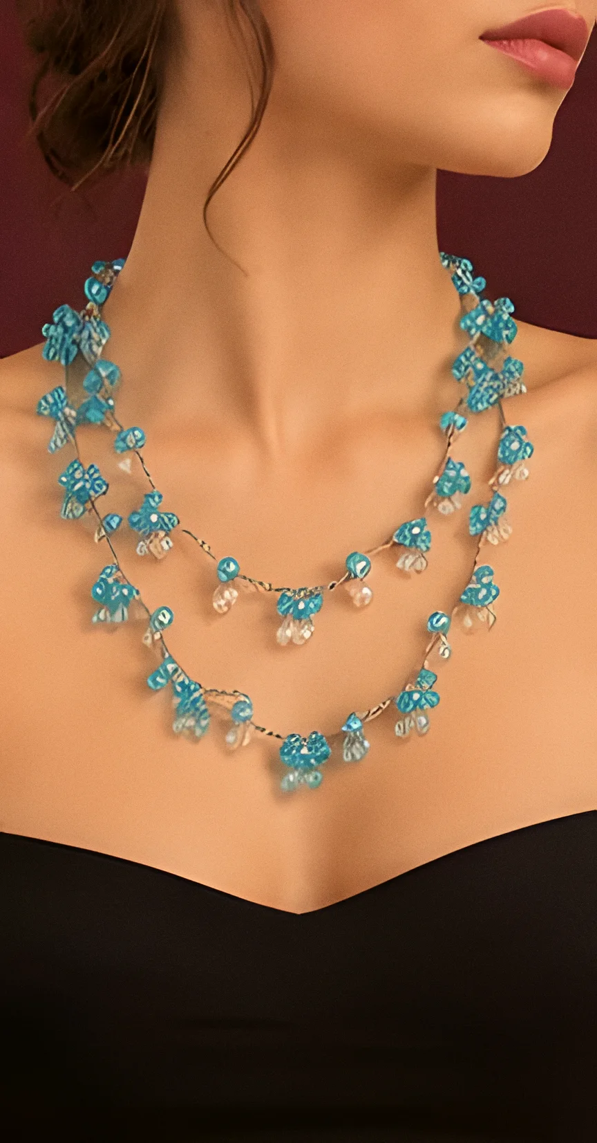 Collana Stromboli turchese a due giri, grappoli di cristalli sul décolleté