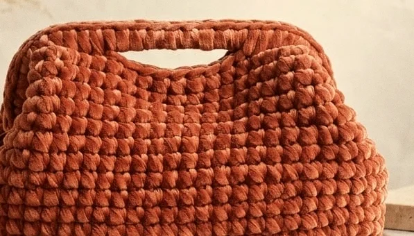 Il punto pieno in velluto terracotta della pochette Tindari